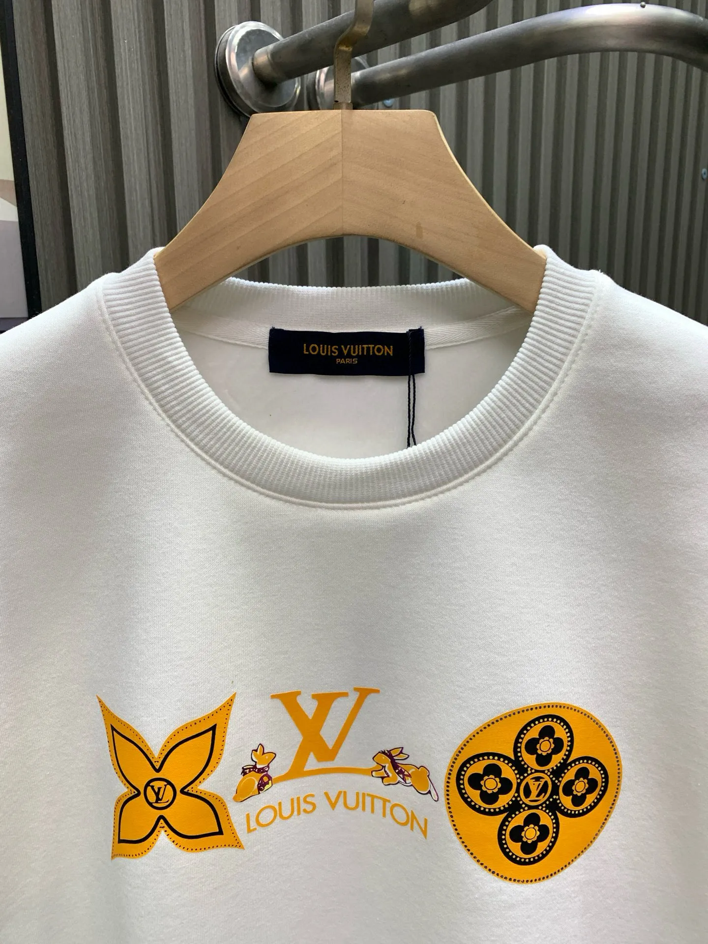 🅿️250 🀄️ Louis Vuitton "LOUIS VUITTON Louis Vuitton" 255SS classic round neck sweatshirt 400 grams pure cotton ➕ silver fox velvet Customized fabric 400 grams large terry high weight 100% pure cotton Double needle stitching cross-stitching technology Matching the same cylinder 1x1 tight high weight thread Threads have width Same style for men and women Official website details are consistent Three standards are complete Differentiate between market currencies and feel free to compare OS versions. Can be worn up to 220 pounds without any pressure. The upper body is comfortable and stylish.